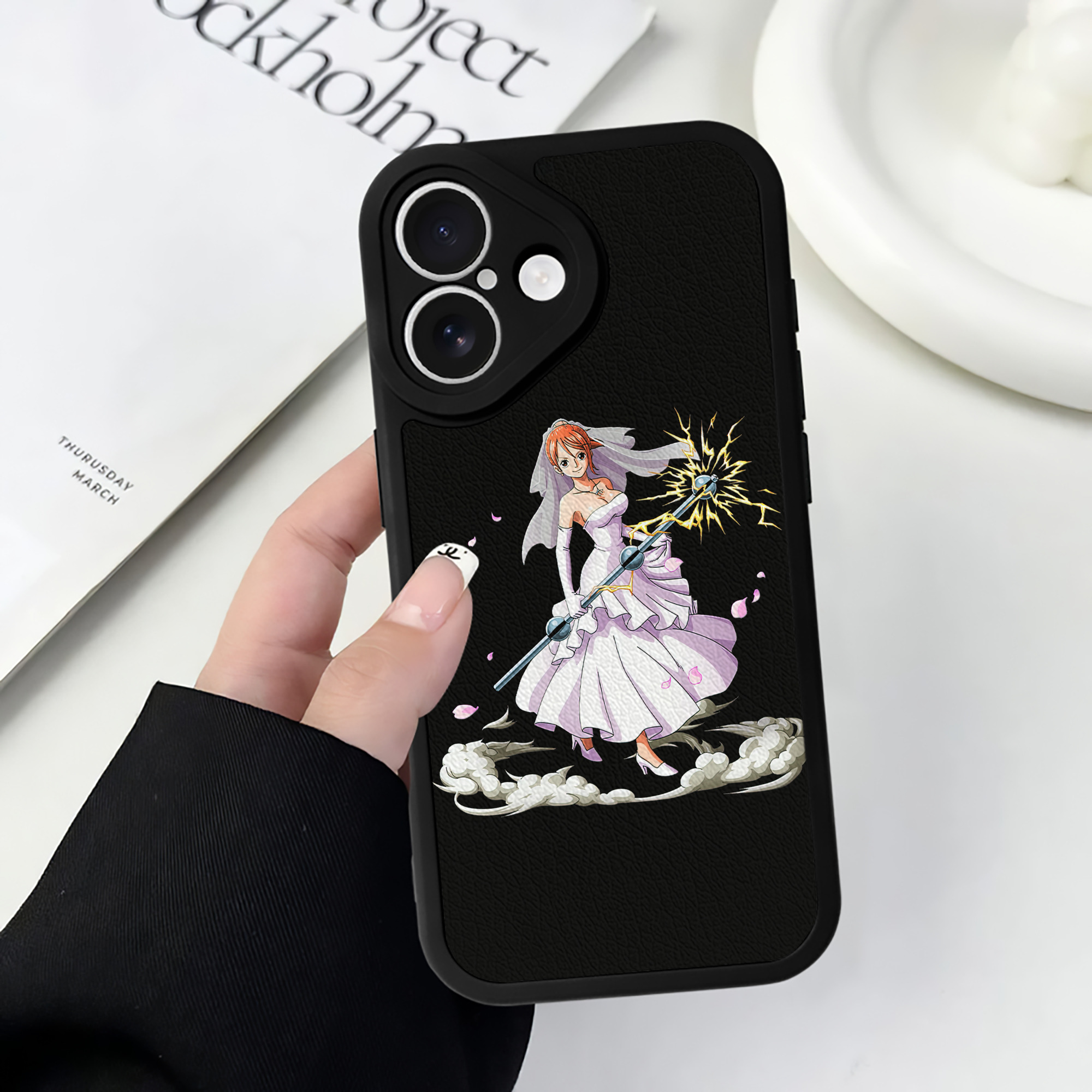 （画像用） ワンピース ナミ ONE PIECE Nami 【iPhone 16シリーズ対応】シリコンスマホケース（レザー調） 材質：シリコン